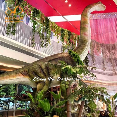 Un buon prezzo. Un vero e proprio dinosauro animatronico con un collo lungo, un brachiosauro, un dinosauro per il centro commerciale. in linea